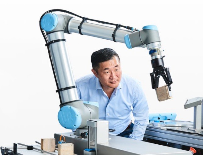 Коллаборативный робот UR10e и его способность работать без участия человека