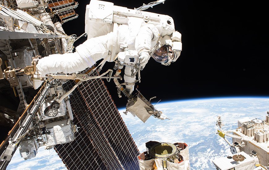 Астронавт Марк Ванде Хей использует распечатанный корпус EVA GoPro во время выхода в открытый космос.