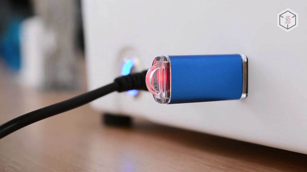 Перенести готовый код в память принтера можно с помощью комплектной USB-флешки — она вставляется в разъем на задней панели принтера