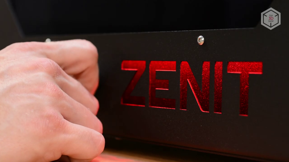 Надпись «ZENIT» выполняет роль индикатора: в режиме ожидания она подсвечивается синим, при нагреве экструдера и стола — красным
