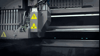 Печать происходит за счет подвижного блока с набором головок