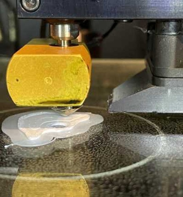 3D-принтер выдавливает нить для изготовления ушной формы CARL