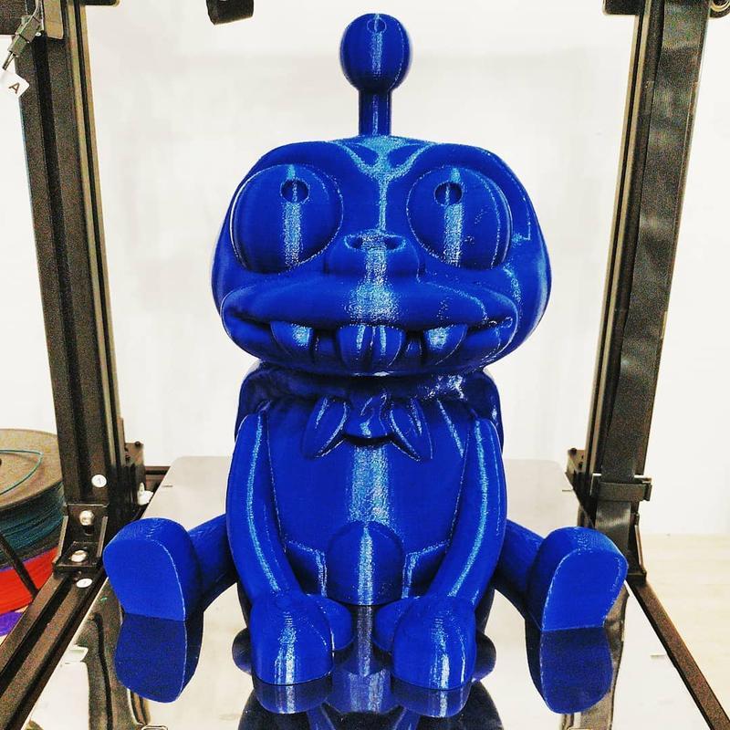 фирурка из мультика синего цвета, напечатанная на 3D принтере Duplicator D9 400