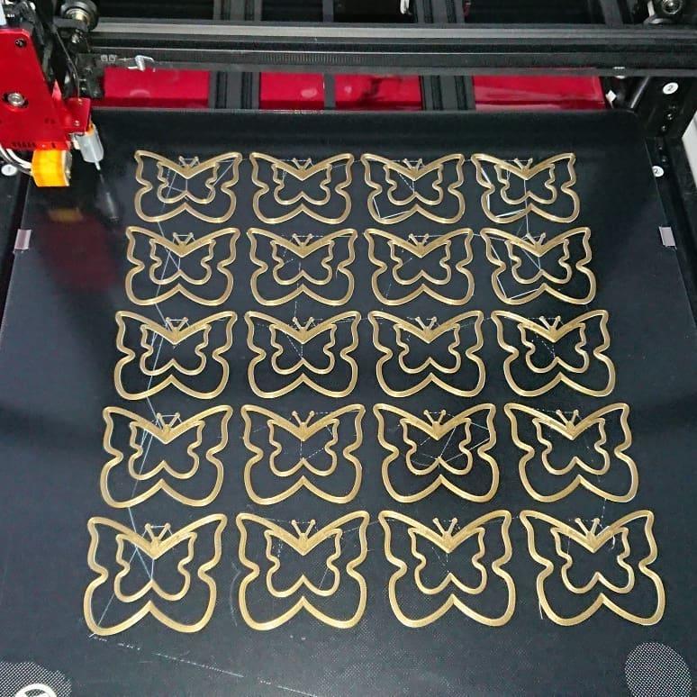 фигурки золотистых бабочек созданы 3D принтером Wanhao Duplicator D9 500