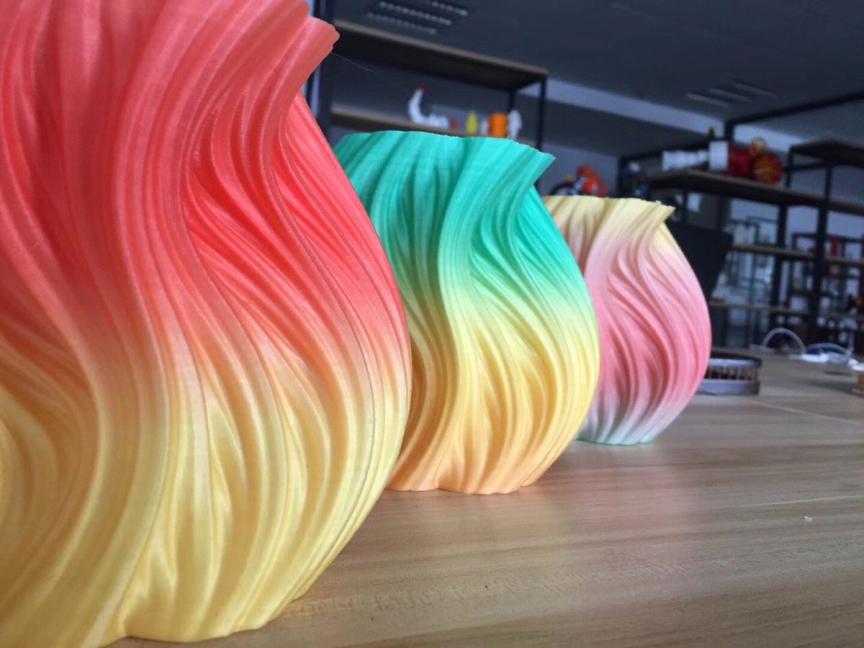 разноцветные вазы фигурные, вышедшие из 3D принтера