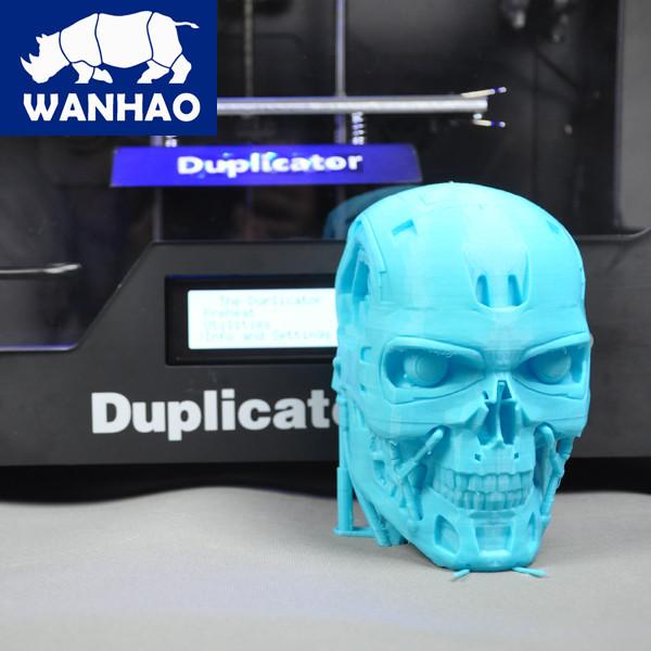 череп Терминатора голубого цвета, изготовленный 3D принтером Ванхао Duplicator 6 Plus в корпусе