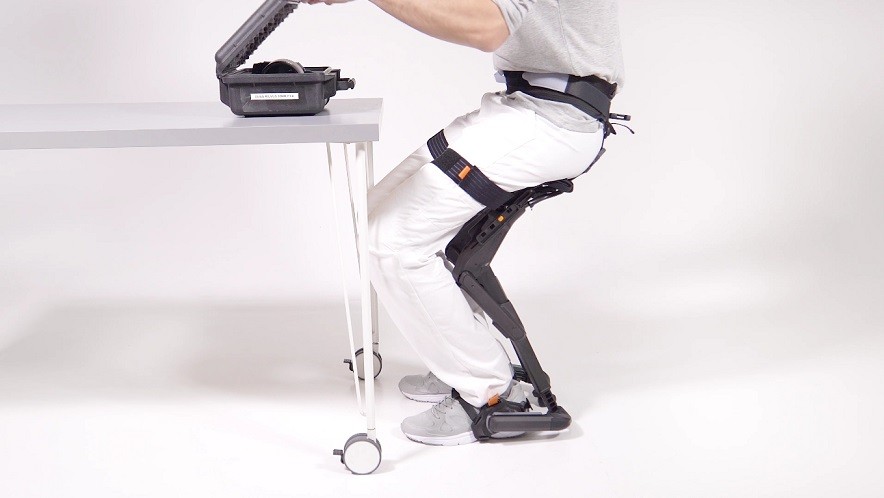 Пример использования шагающего экзоскелета-стула Chairless Chair 2.0